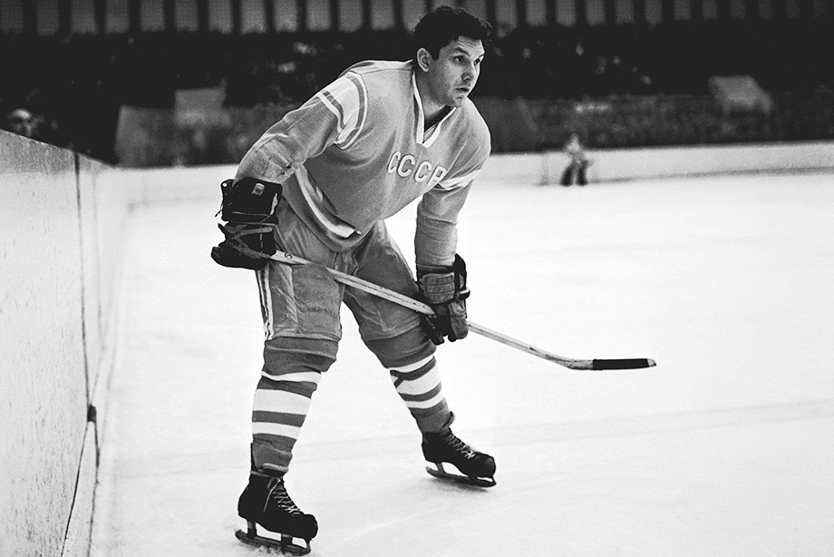 Защитник сборной СССР Александр Рагулин №5.