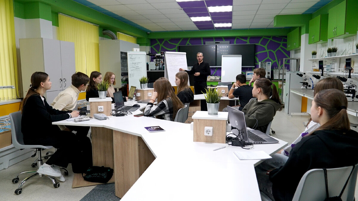 Хапугин Илья Александрович, директор РЦ "Мира", знакомит ребят с этапами создания проекта