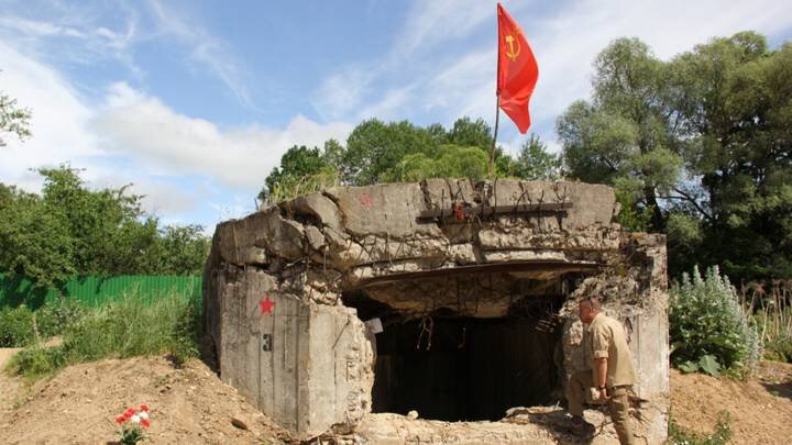  Военный историк Антон Горлов возле ДОТ № 3 в Мемориальном комплексе «Ильинские рубежи» / Фото: Наталия Покровская