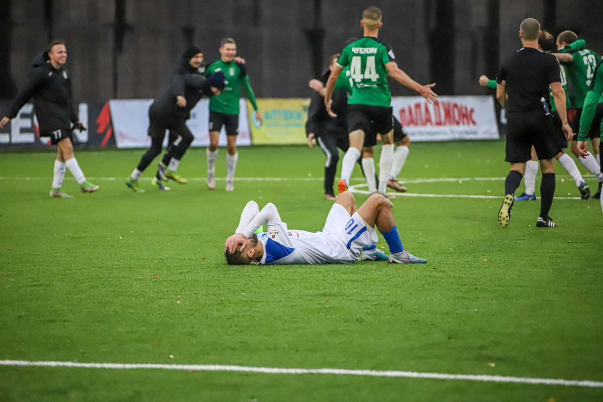 Радость Химик на выезде в Петербурге после финального свистка. Команда вышла в дивизион А. Фото ФК Химик Дзержинск