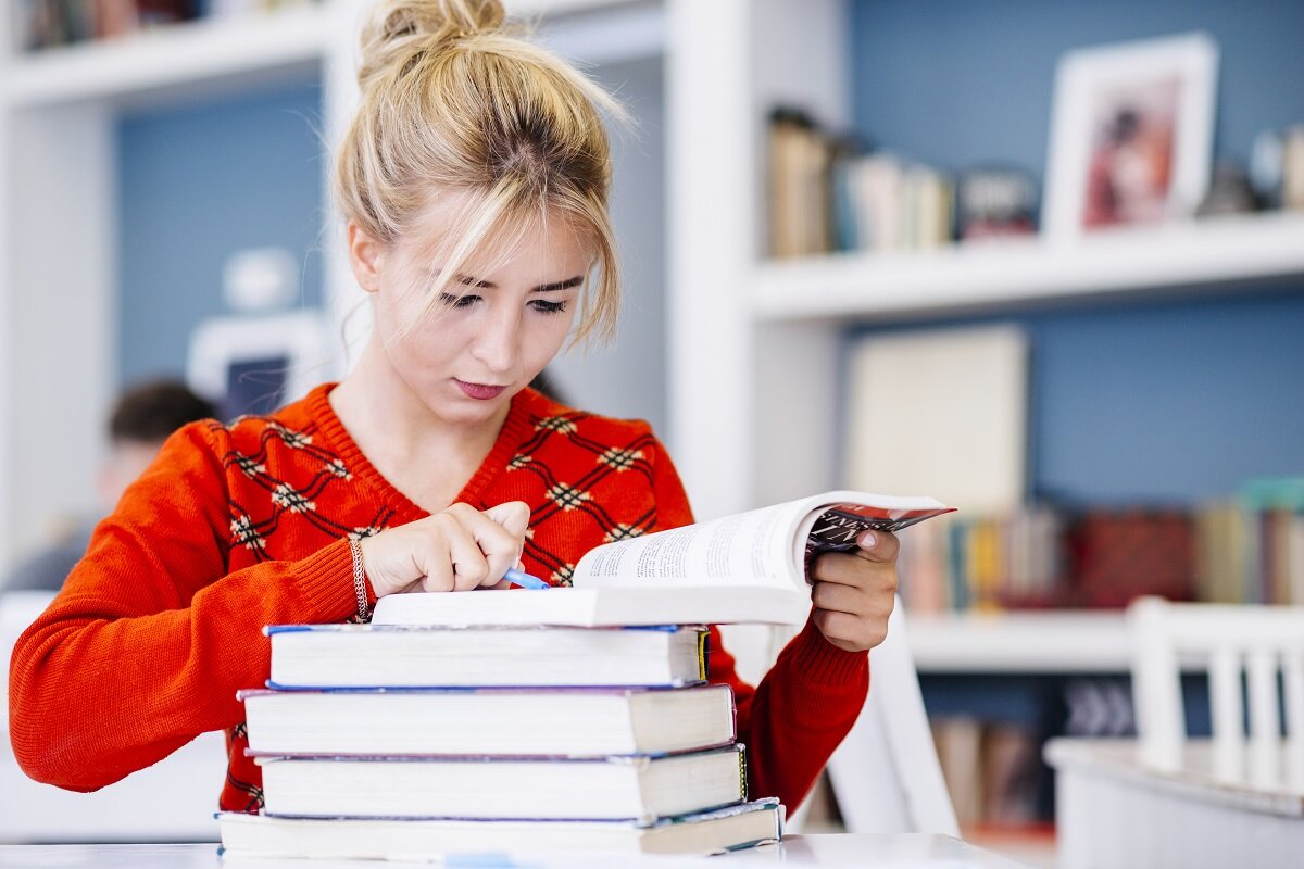 Подготовка книги. Женщина учится картинки. Читать быстро видео.