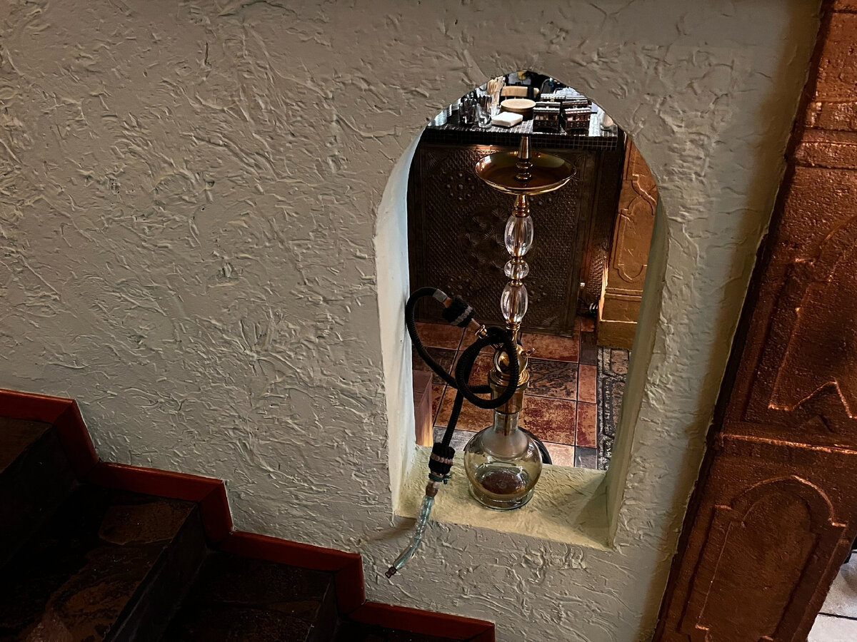 ... и кальяны на лестнице