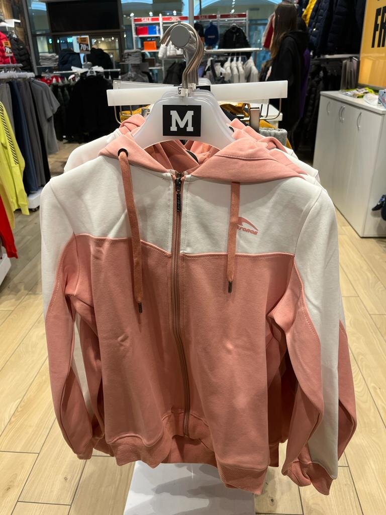 Какая то новая для меня марка из мультбрендового спортивного отдела