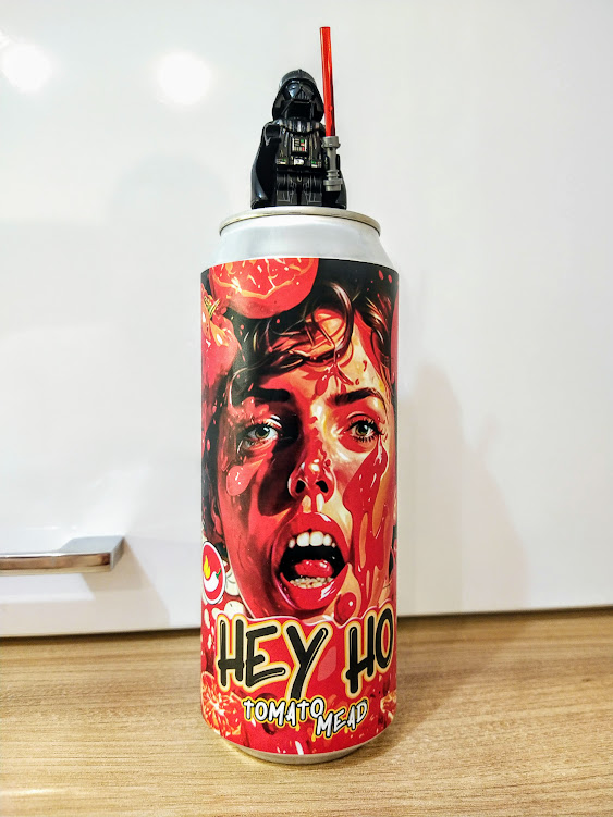 Картинка интересная, только не понятно, что с нижней челюстью у тёти? Гипердонтия?