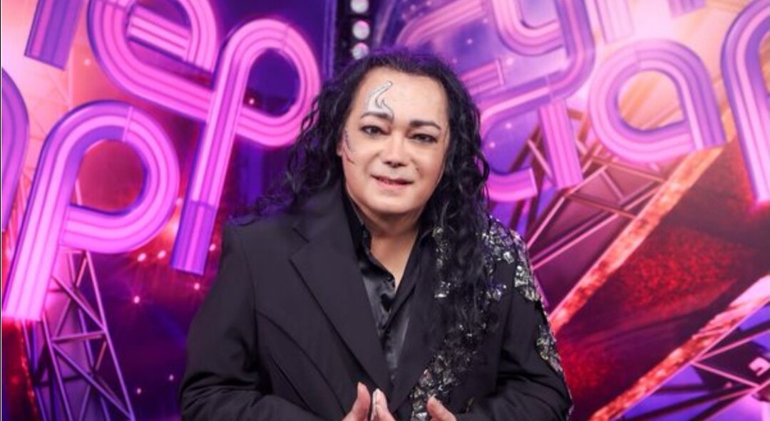 Суперстар на НТВ. - Юля, скорей- там Игорь в Суперстар! Это Лена, наша модель из CHAPEAU мне звонит🔥Он круче всех спел, а какой костюм! - Да, смотрю конечно! Отвечаю ей.