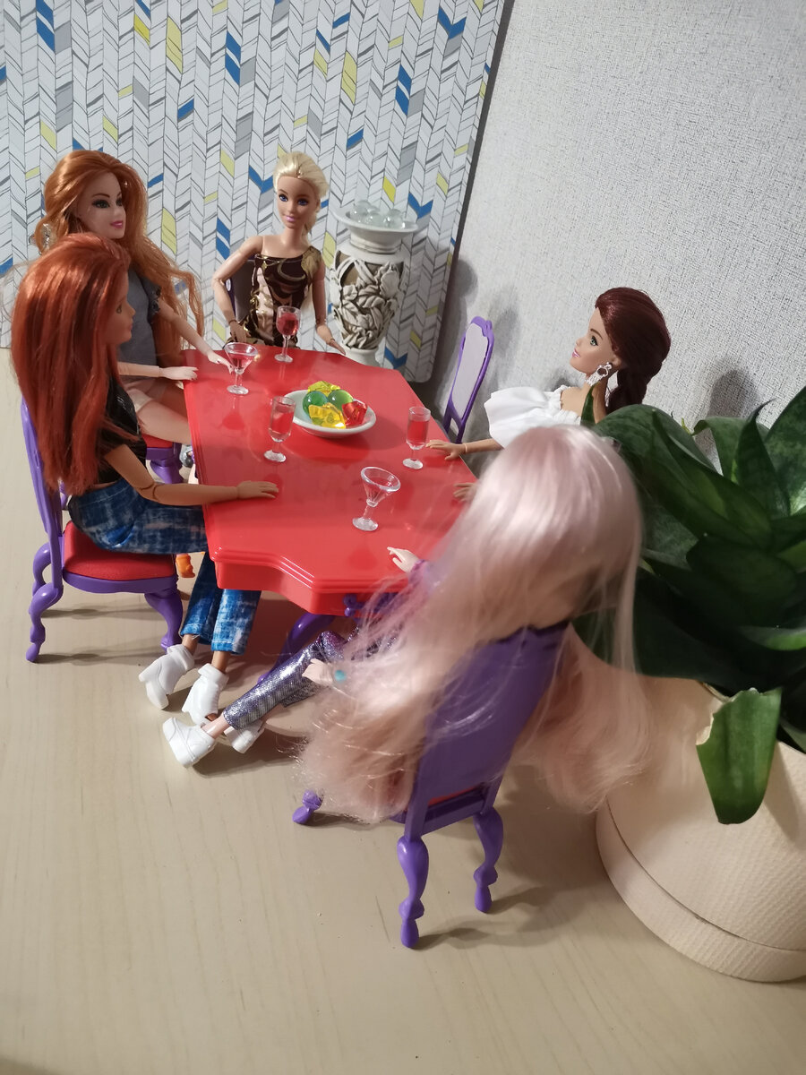 Девочки с удовольствием приняли приглашение.