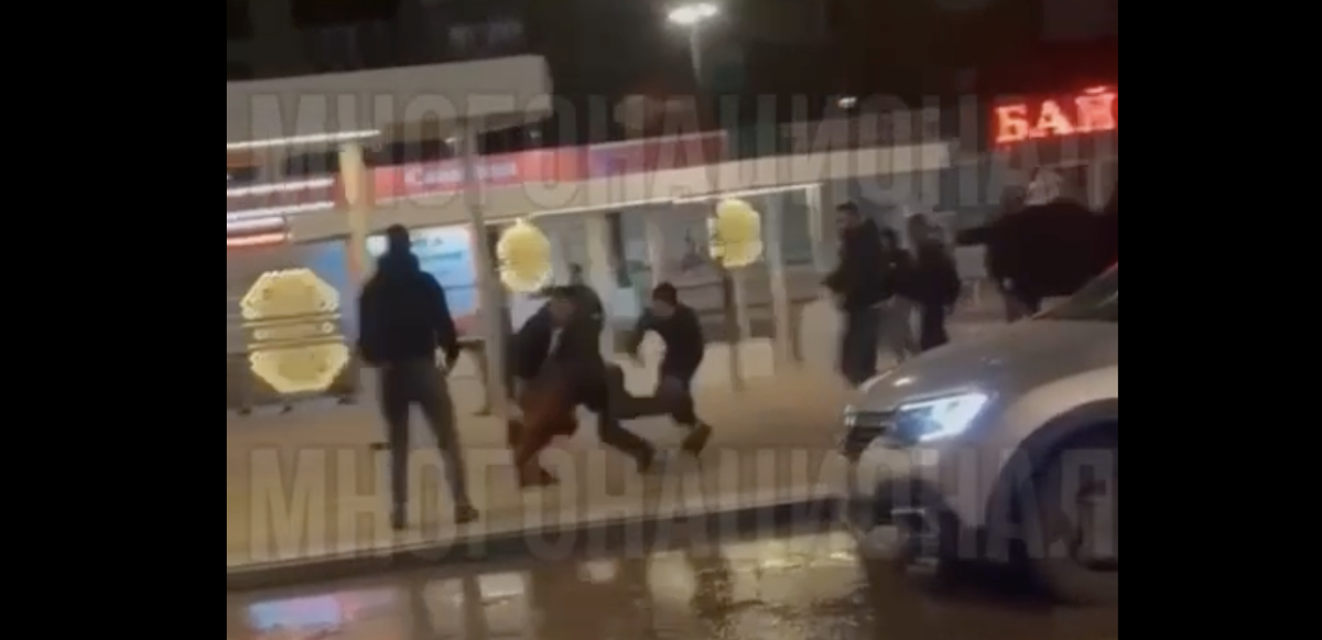 ТОЛПА ИЗБИВАЕТ ДВОИХ РУССКИХ МУЖЧИН. ФОТО: СТОП-КАДР ИЗ ВИДЕО "МНОГОНАЦИОНАЛ"