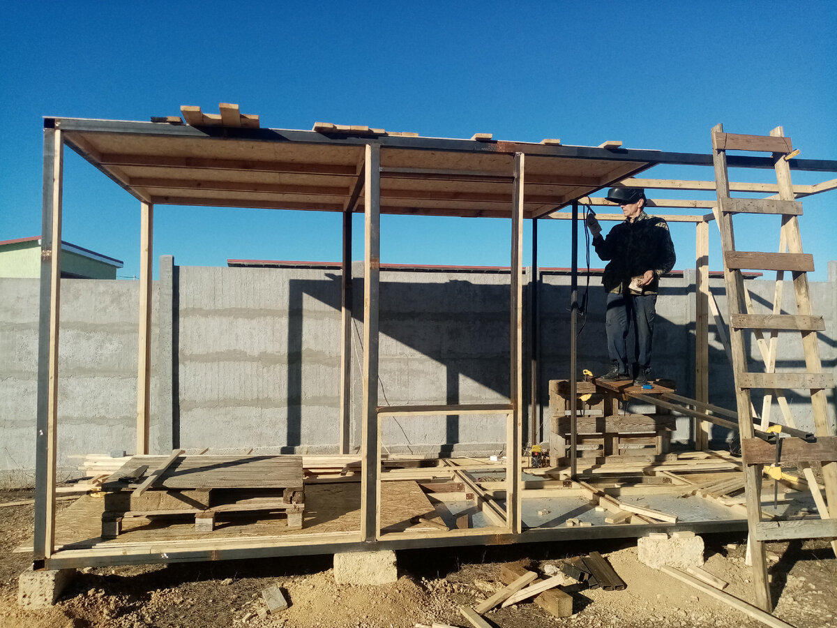 Первые три листа положены на крышу, но еще не прикручены.