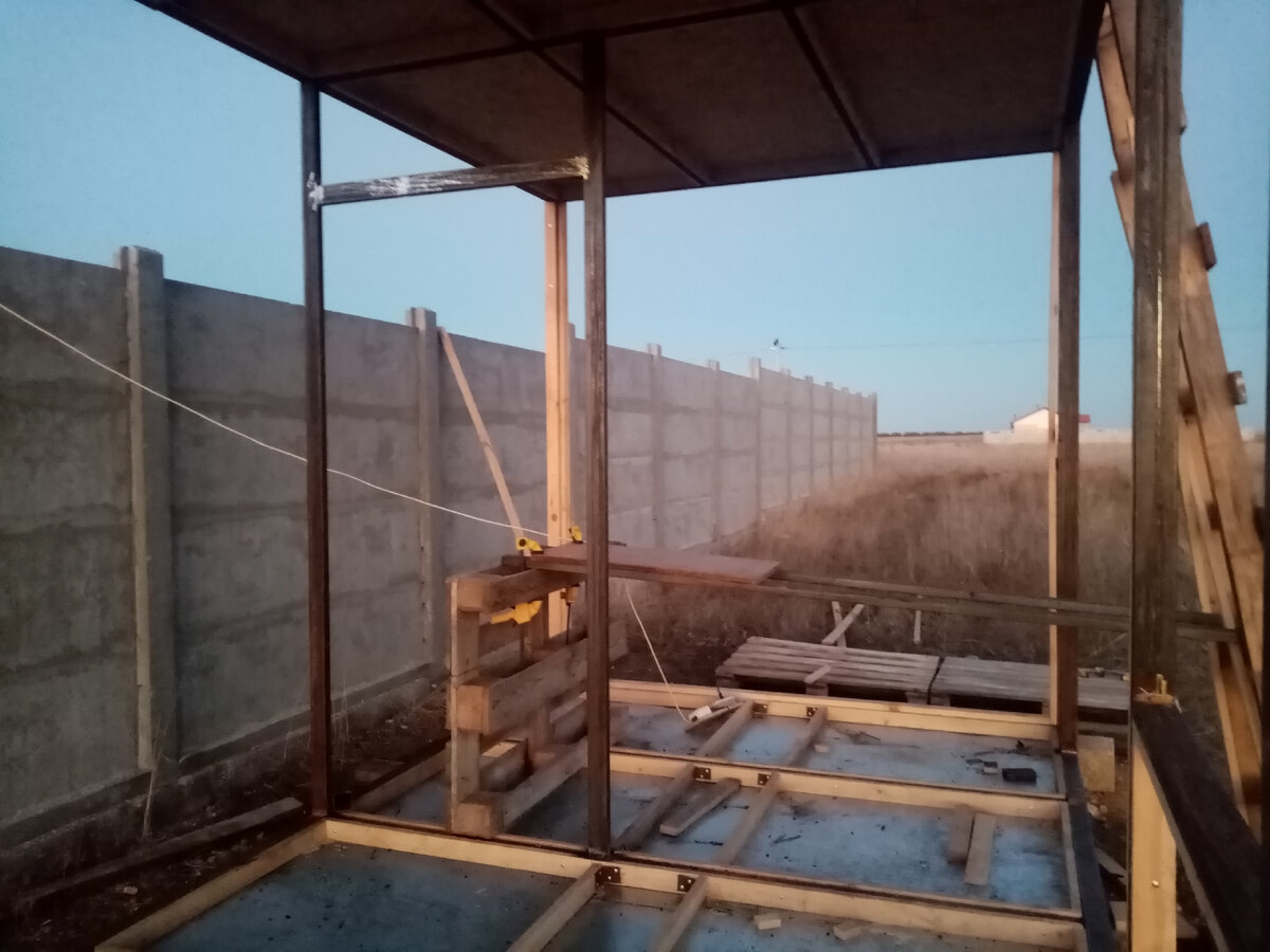 Внутренняя стока для душевого отделения приварена. Импровизируем со строительными  лесами.