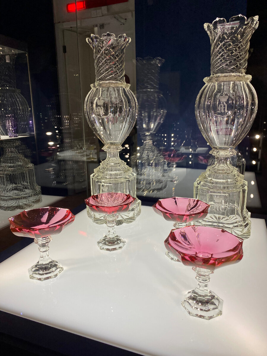 Креманки из стекла «золотой рубин» входят в состав сервиза, изготовленного к свадьбе Александра II и Марии Александровны. Венчание состоялось на Красную горку в 1841 г.