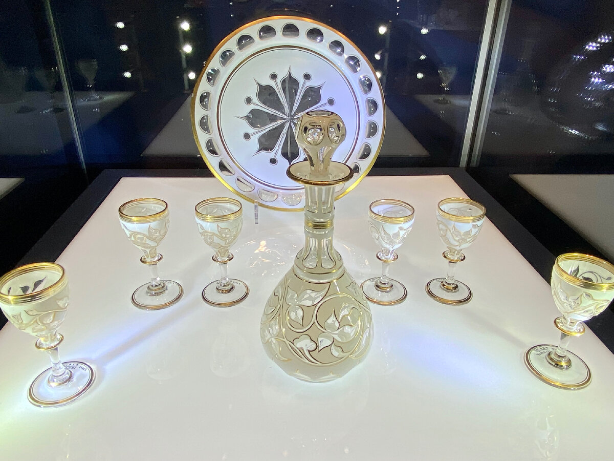 Середина XIX в, бесцветное и молочное стекло, выдувание, гранение, роспись золотом