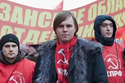 На илл.: молодые коммунисты