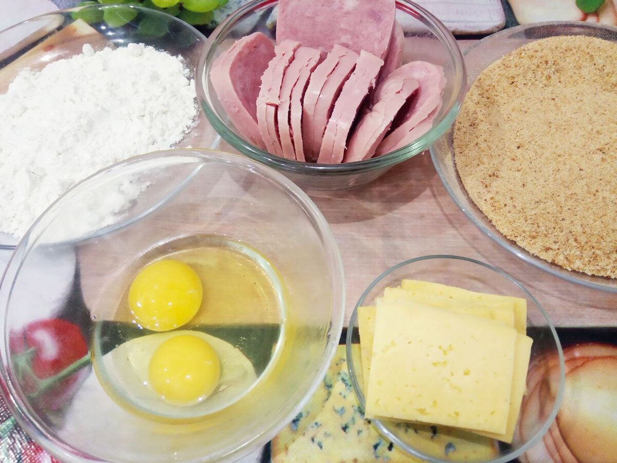 Ингредиенты для приготовления ветчины с сыром, в кляре