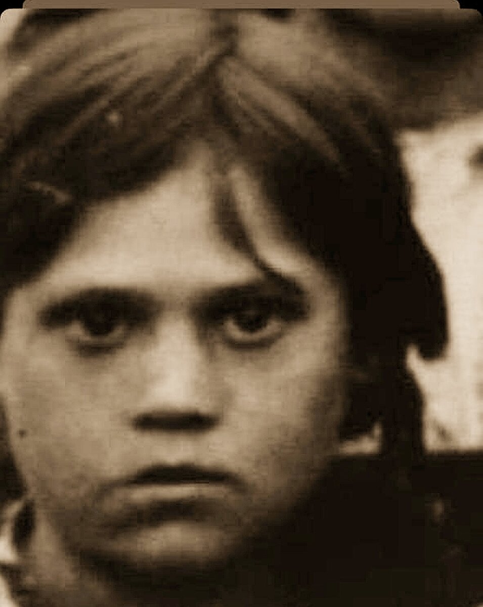 Меня подвесили за косу и били по спине. Требовали сказать, где партизаны. Было так больно, что я кричала, но говорила, что пасла телят и ничего не знаю. Боялась выдать отца. Тогда они заложили мои пальцы в дверь и защемили их. Но так ничего и не добились. Нас избитых бросили опять в подвал.