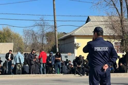 Толпы мигрантов у здания Сарыагашского райсуда. Фото с сайта rferl.org