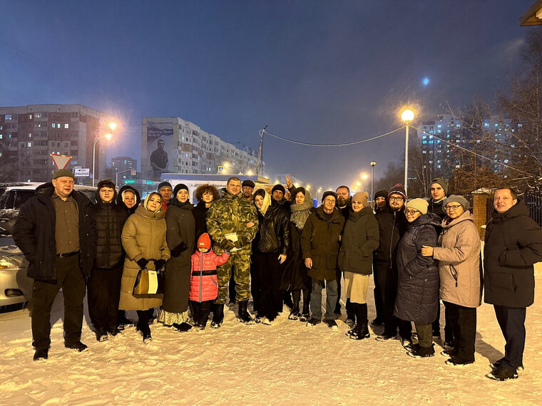    Многодетная мать и депутат думы Нижневартовска Эльвира Панфилова вместе с родными проводила мужа на фронт