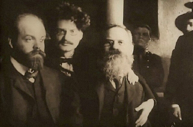 Слева направо: Парвус, Троцкий, эсер Лев Дейч. 1906 год