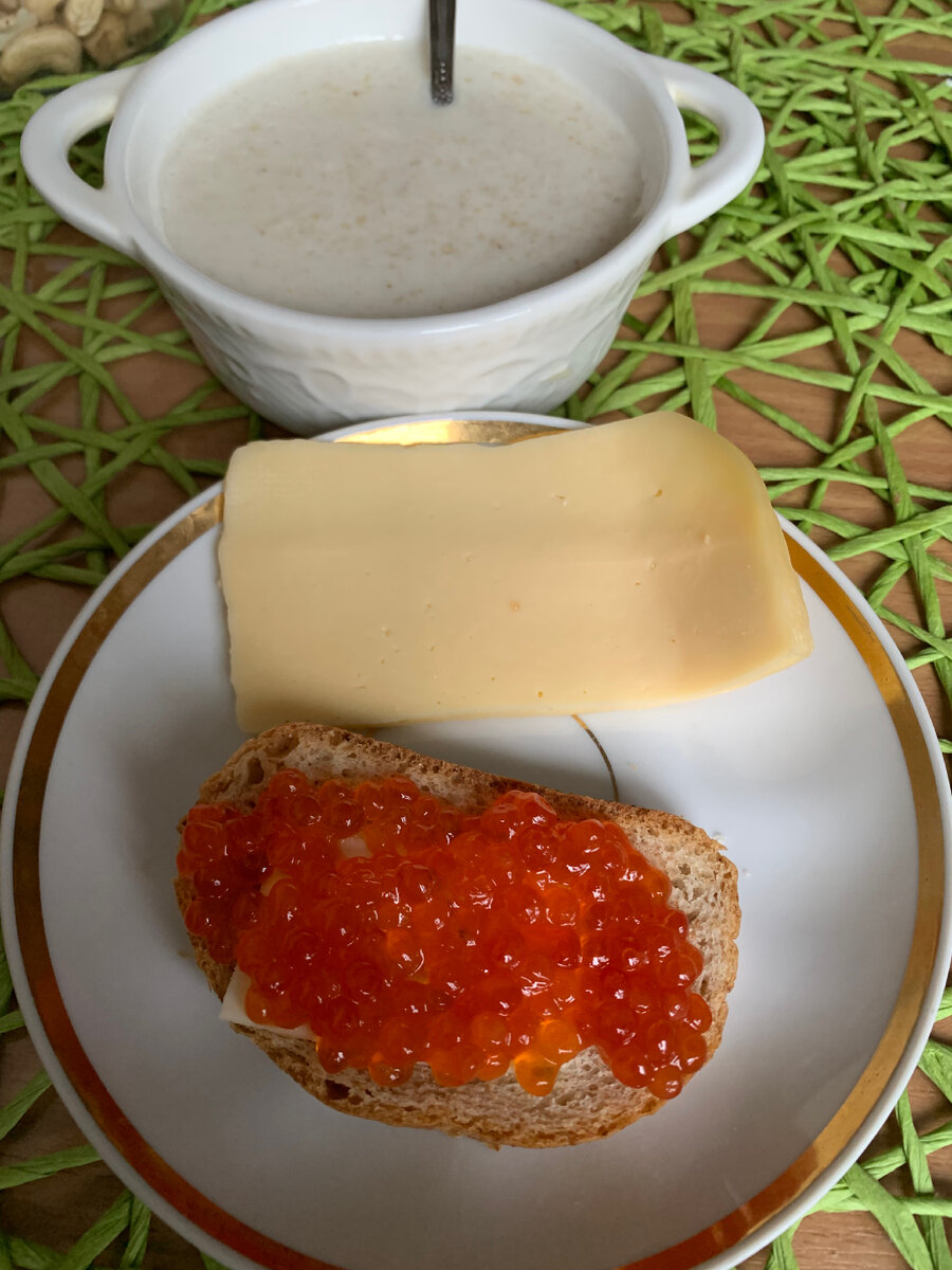 Завтрак: каша овсяная без масла и подсластителя, сыр и бутерброд.