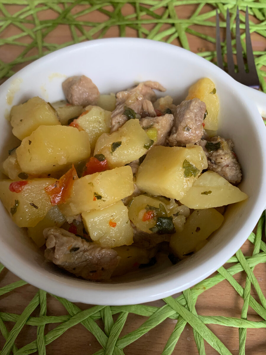 Обед: жаркое из голени индейки с картошкой.