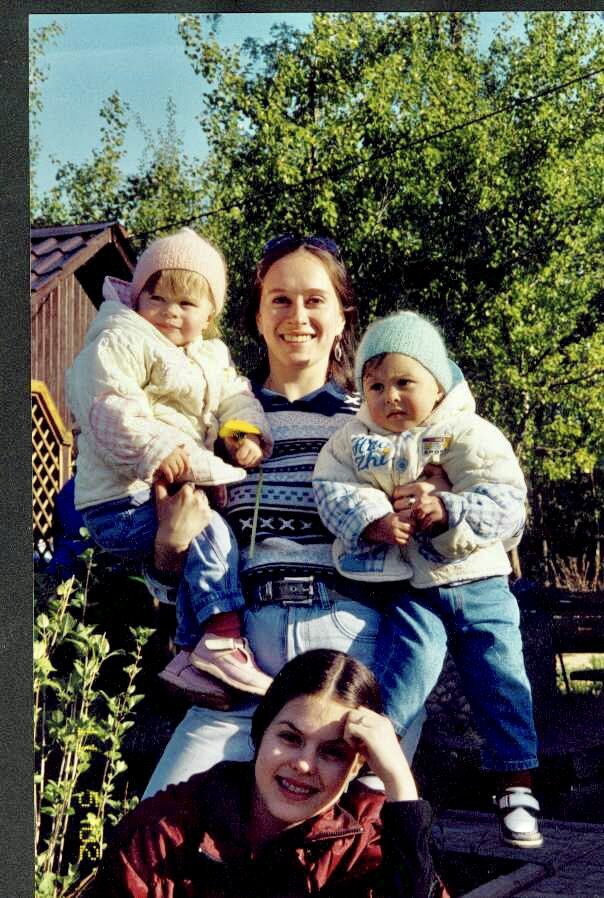 Я с 3-я дочками на даче у папы. Отмечаем мой День рождения. Держать двойняшек на руках непростая работа, скажу я вам 😂. 