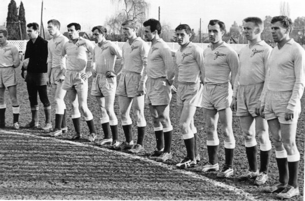 Футбольный клуб «Зенит» основан в мае 1925 года как команда при Ленинградском металлическом заводе имени Сталина. С 1936 года клуб носил имя «Сталинец», а четыре года спустя обрел свое нынешнее название.