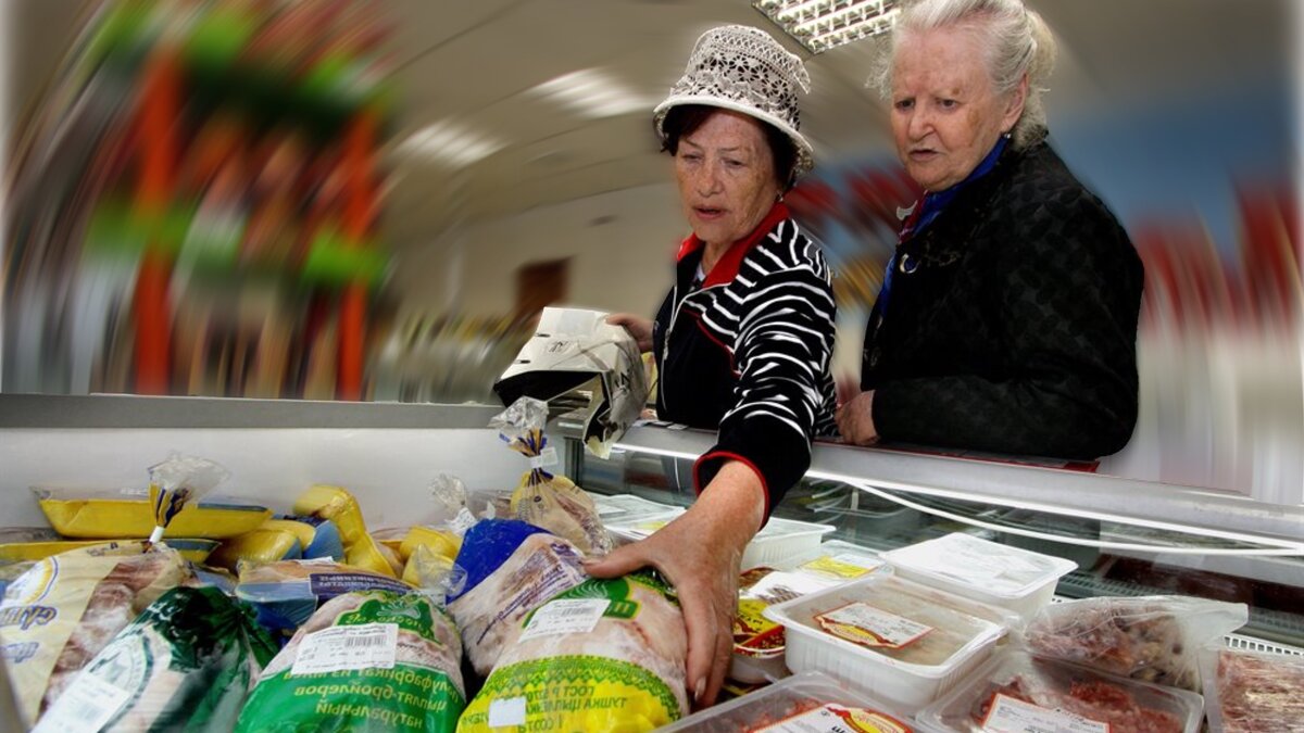 Покупки пенсионеров. Пенсионеры с продуктами. Пенсионерка в магазине. Бабка в магазине продуктов. Пенсионеры в продуктовом.