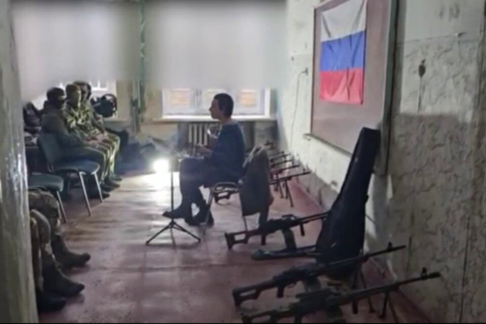    Юлия Чичерина выступила перед бойцами в ДНР. Фото: скриншот видео ТГ/РЦБС