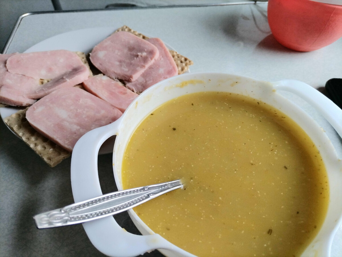 Суп гороховый и бутерброды с ветчиной