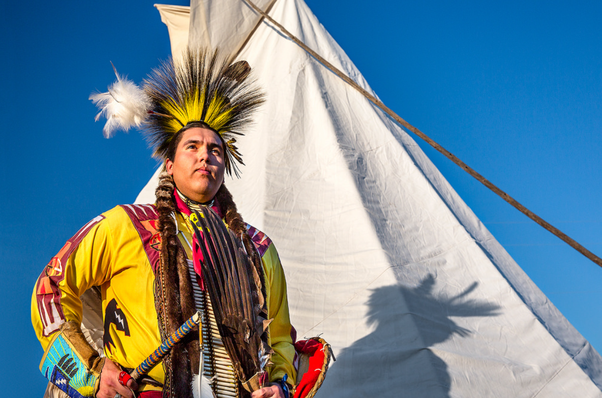 Один из коренных народов сша. Инупиаты индейцы. Native American Suit. Native Americans +Casino. Gathering of Nations Powwow.