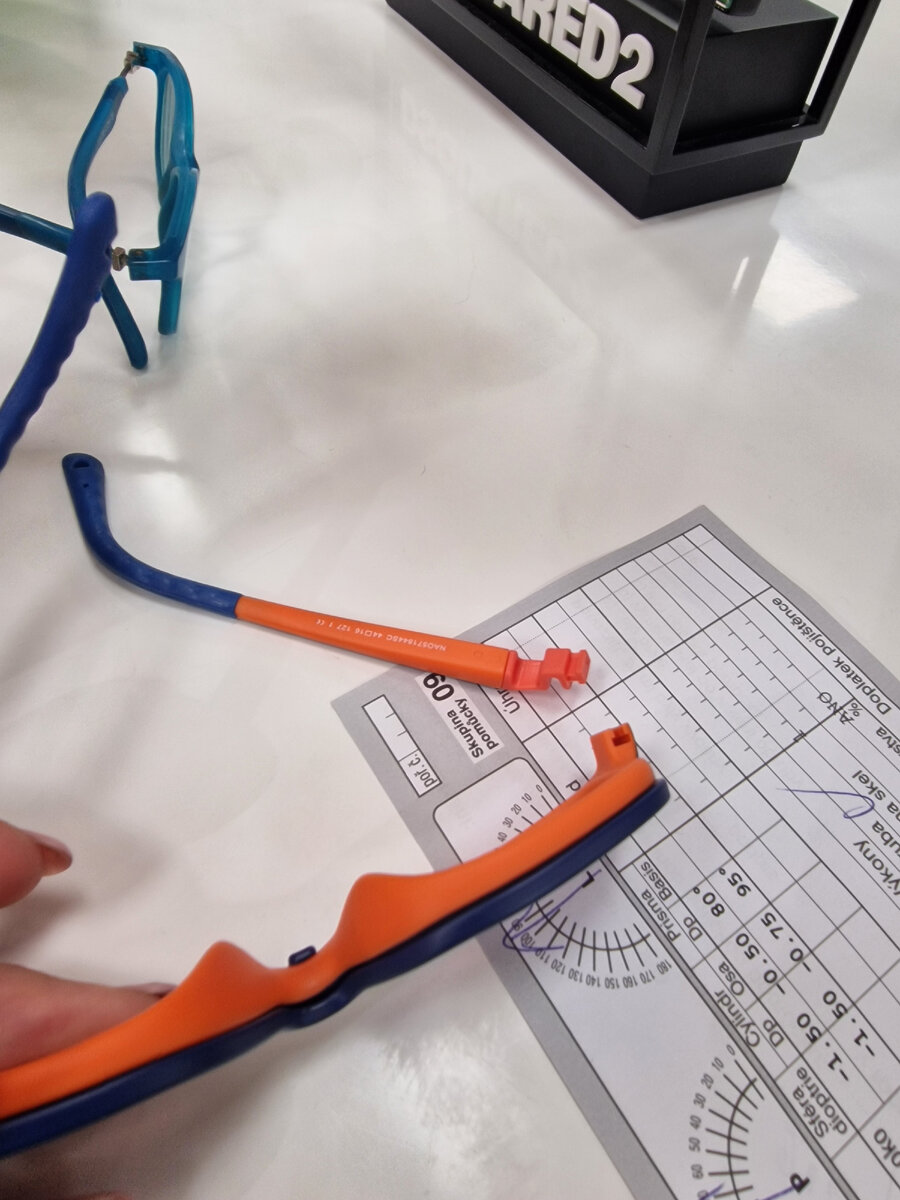 фото автора: очки, которые нам предлагали в оптике нашего города Пльзень, так можно убрать дужки. Листайте вправо