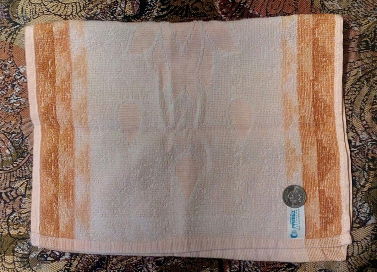 Пожилой профессор. Старый ученый. Отдам даром простыни. Старое полотенце. Как скручивать маленькие полотенца.