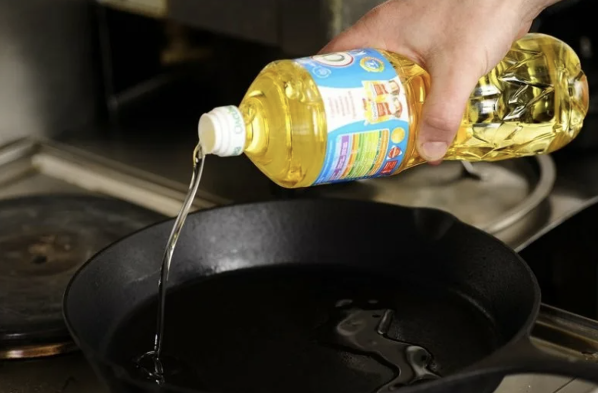 Масло на сковороде. Подсолнечное масло на сковороде. Наливаем масло на сковороду. В сковороду влить масло.