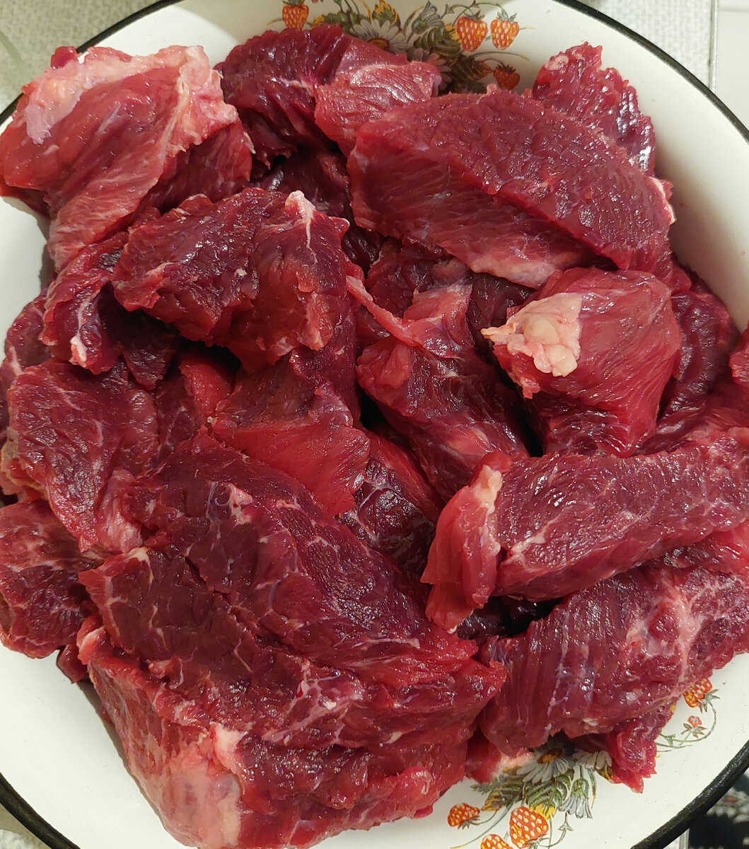 Порезала мясо говядины крупными кусками.