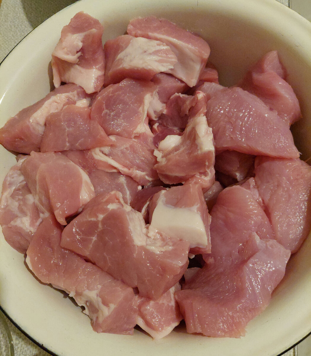 Порезала мясо свинины и индейки.