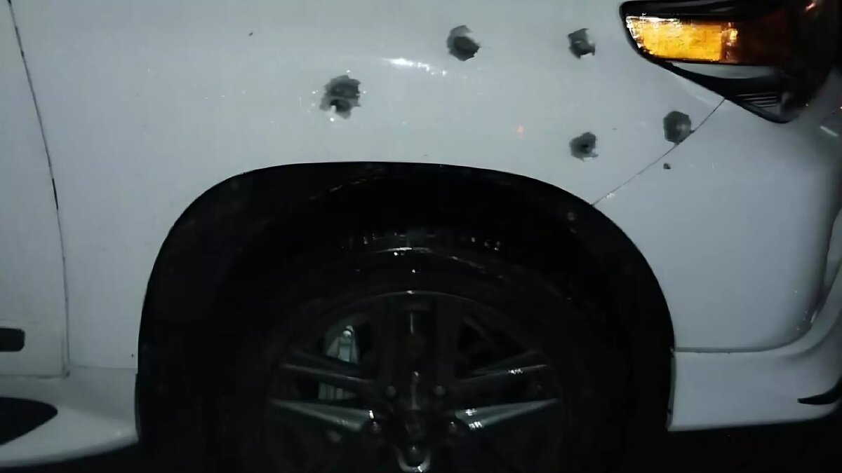     В белом Land Cruiser нашли сквозные отверстия, предположительно — это следы выстрелов. Инцидент произошел в Уссурийске — специалисты уже занялись расследованием.