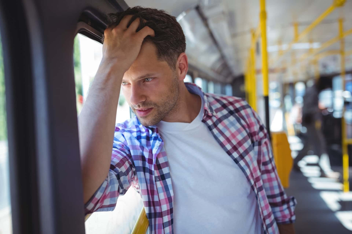 эмори кристофер маккэндлесс. Into the wild 2007. мужчина в автобусе. Into the wild 2007 фильм. парень в автобусе.