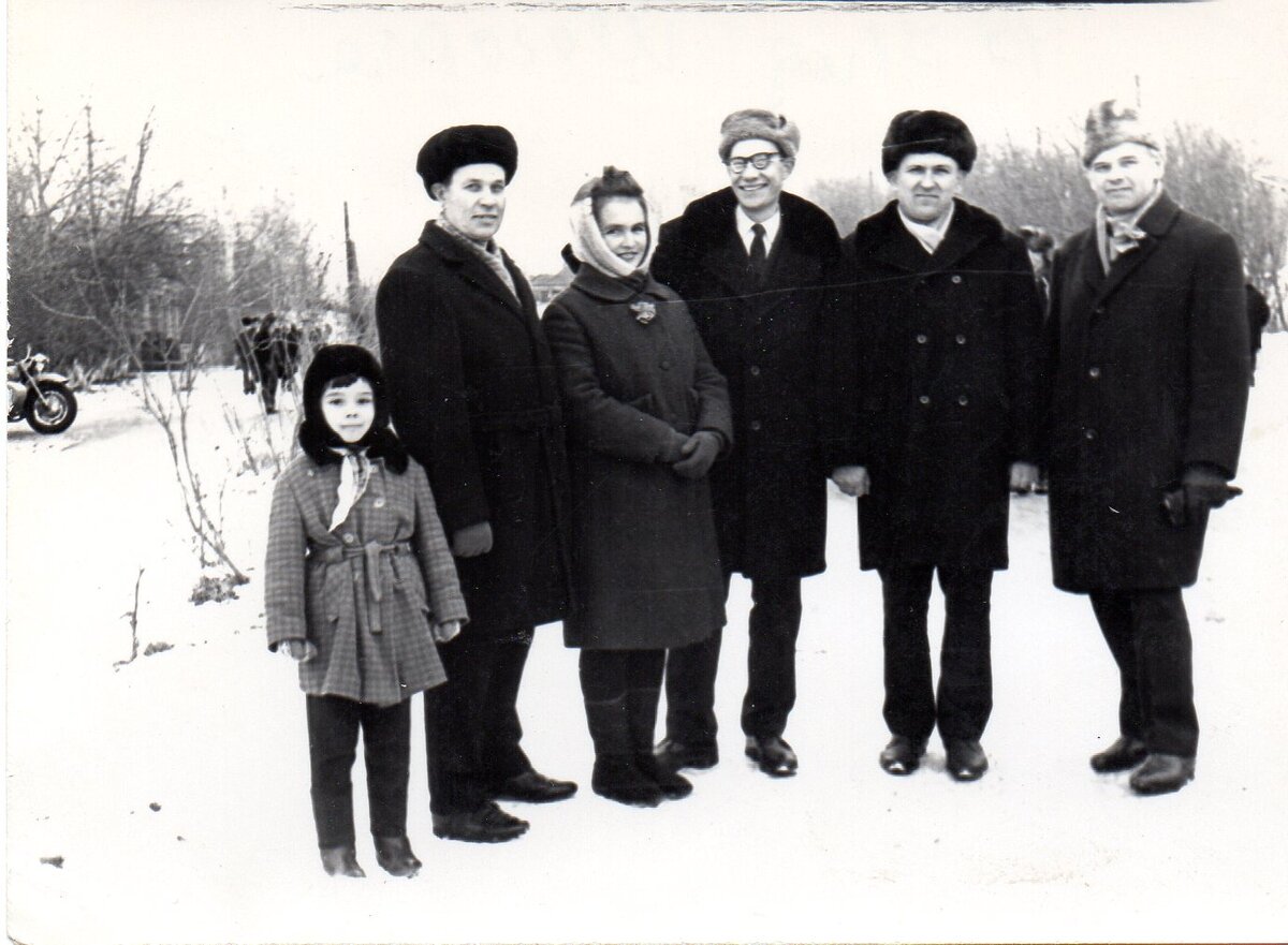 Учителя Шегарской средней школы на ноябрьской демонстрации, слева направо: Якунин А.И., Ярошкина К.М., Лисеев П.А., Колесниченко Н.А., Ярошкин Н.Н., 1971 г.