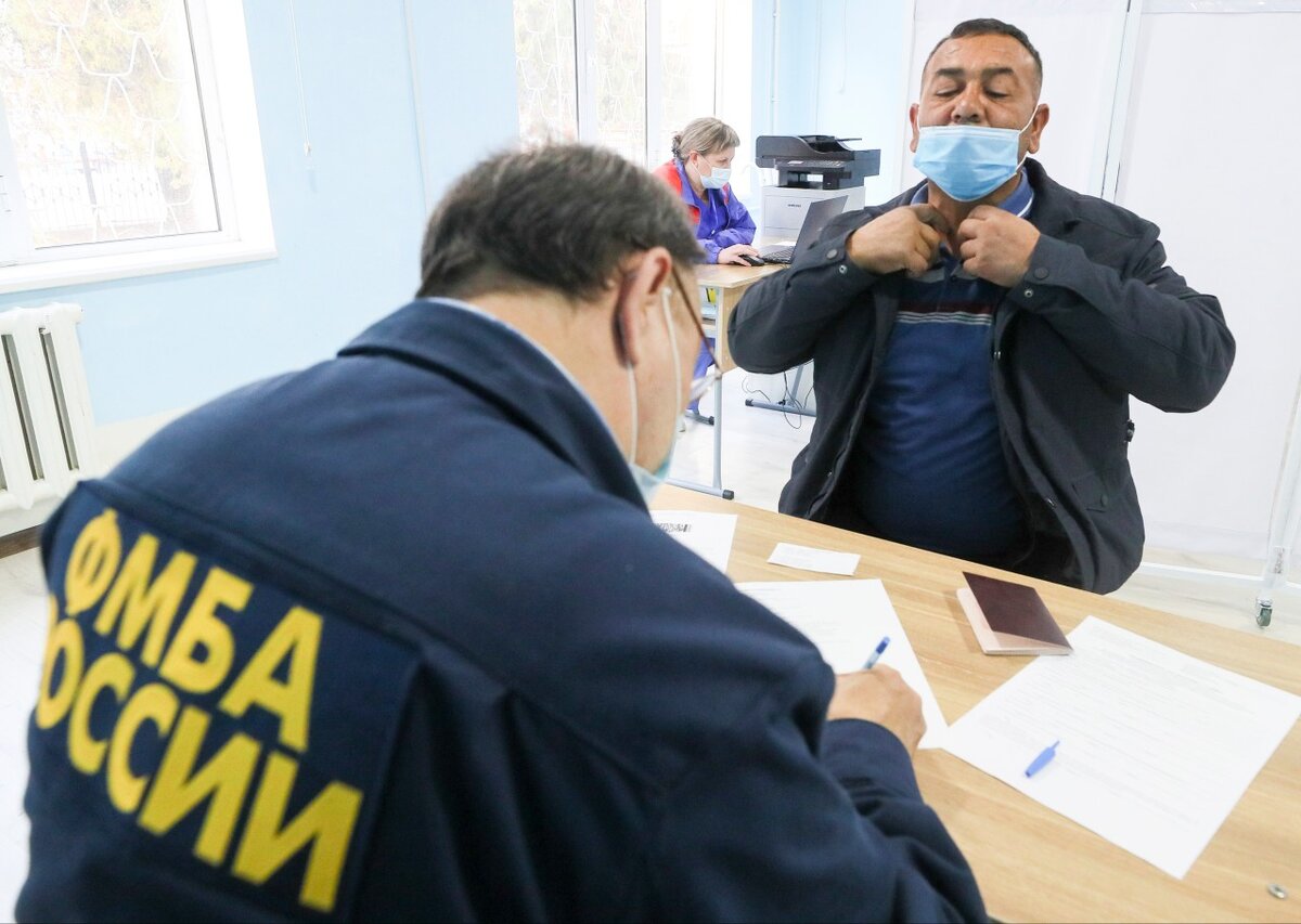 Мигрантам запрещают. Таджикские мигранты. Запрет на работу мигрантам. Мигранты фото. Мигранты в Москве фото