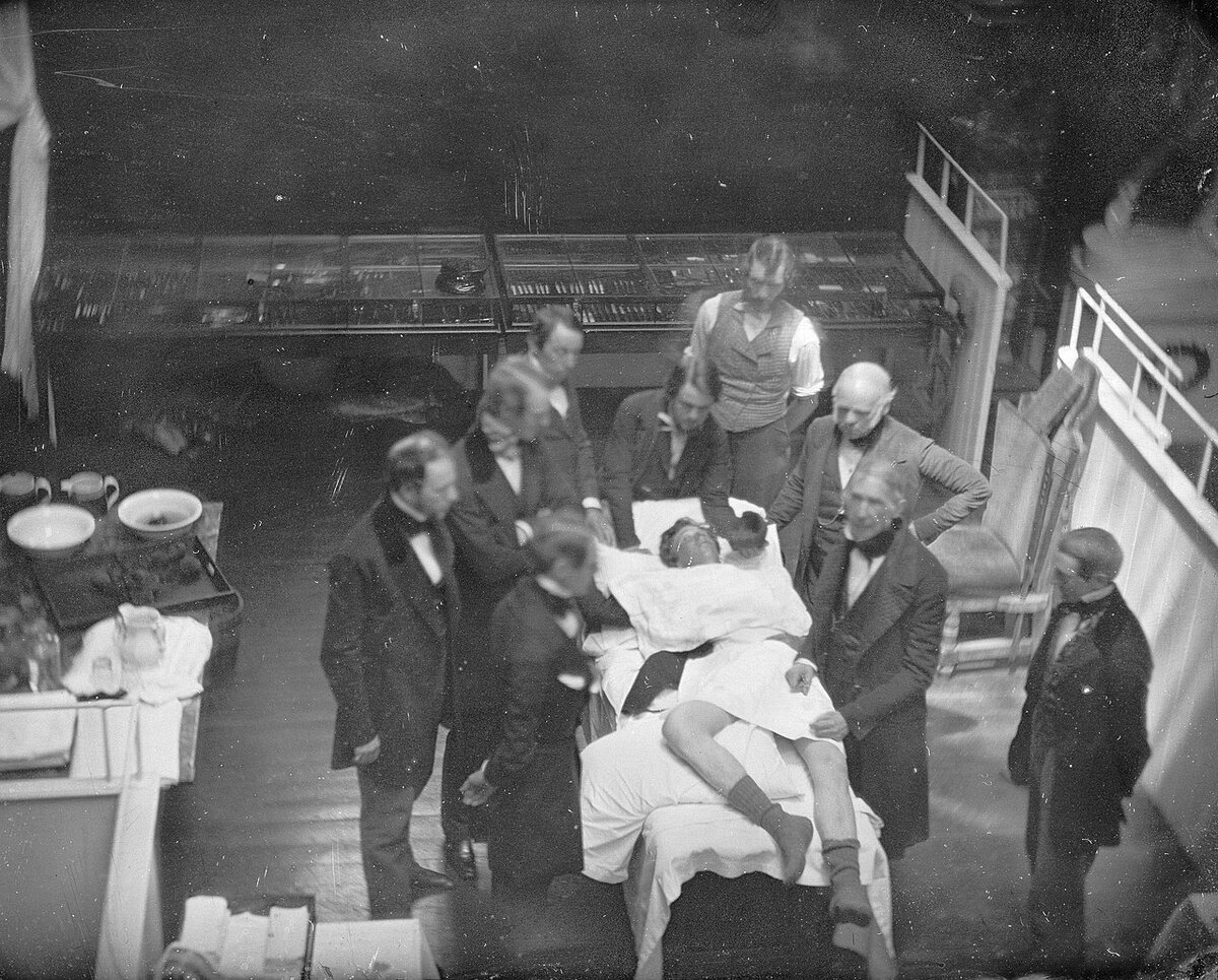 Уияльм Мортон проводит «эфирный наркоз». 16 октября 1846 года, Бостон, США.