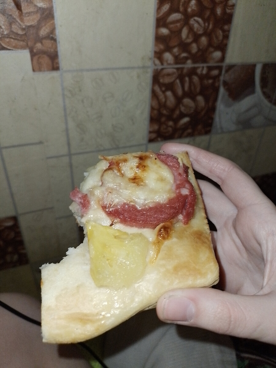 Пицца, от которой мне НЕ стало плохо без доп.ферментов. Домашняя. Фото сделано вне моего дома. 