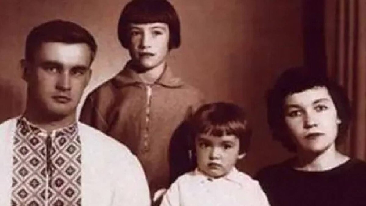 Маленькая Анна Самохина (в центре внизу) с родителями и сестрой