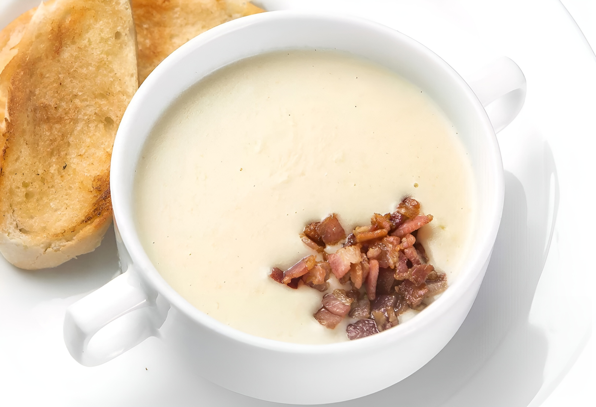 Картофельный суп пюре с беконом. Картофельный крем суп с беконом. Гороховый суп пюре с беконом. Крем суп из картофеля с беконом. Крем бекон