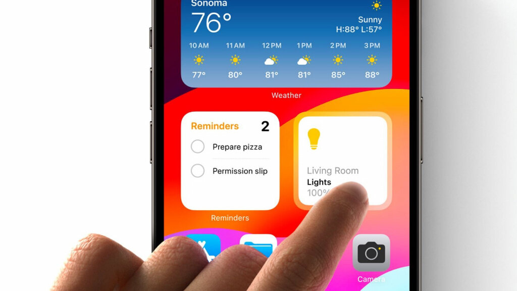 В iOS 17 виджеты рабочего стола стали интерактивными. Это значит, что вы можете взаимодействовать с ними, не открывая приложение.Потребуется время, чтобы сторонние разработчики доработали свои утилиты и добавили интерактивность. А пока можно попробовать нативные виджеты: добавьте на хоумскрин виджет «Напоминаний», «Фото» или таймера.