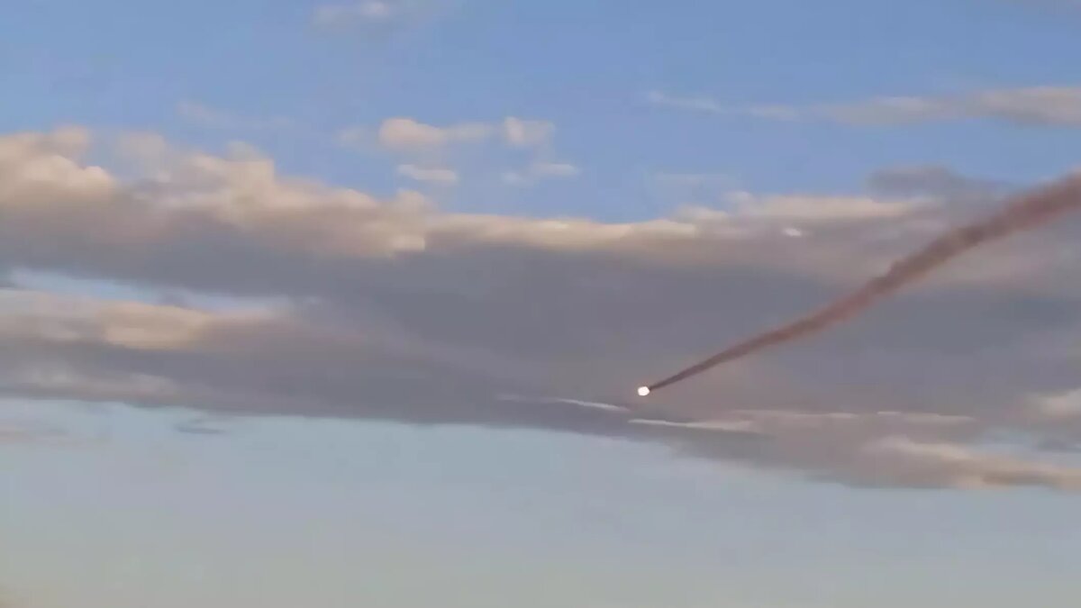     Силы противовоздушной обороны в Крыму ликвидировали девять дронов. Еще восемь БПЛА были перехвачены над полуостровом и Черным морем. Губернатор Севастополя Михаил Развожаев сообщил, что обломки одного беспилотника рухнули на крышу жилого дома, из-за чего начался пожар.