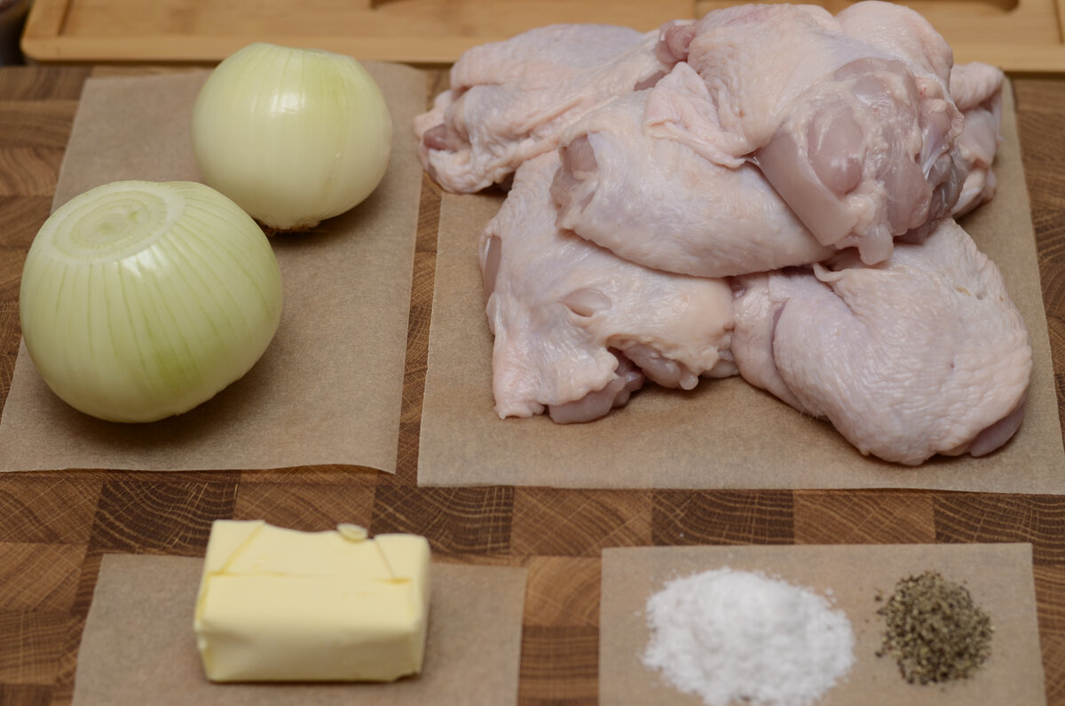 Куриные бедра уже разделаны.