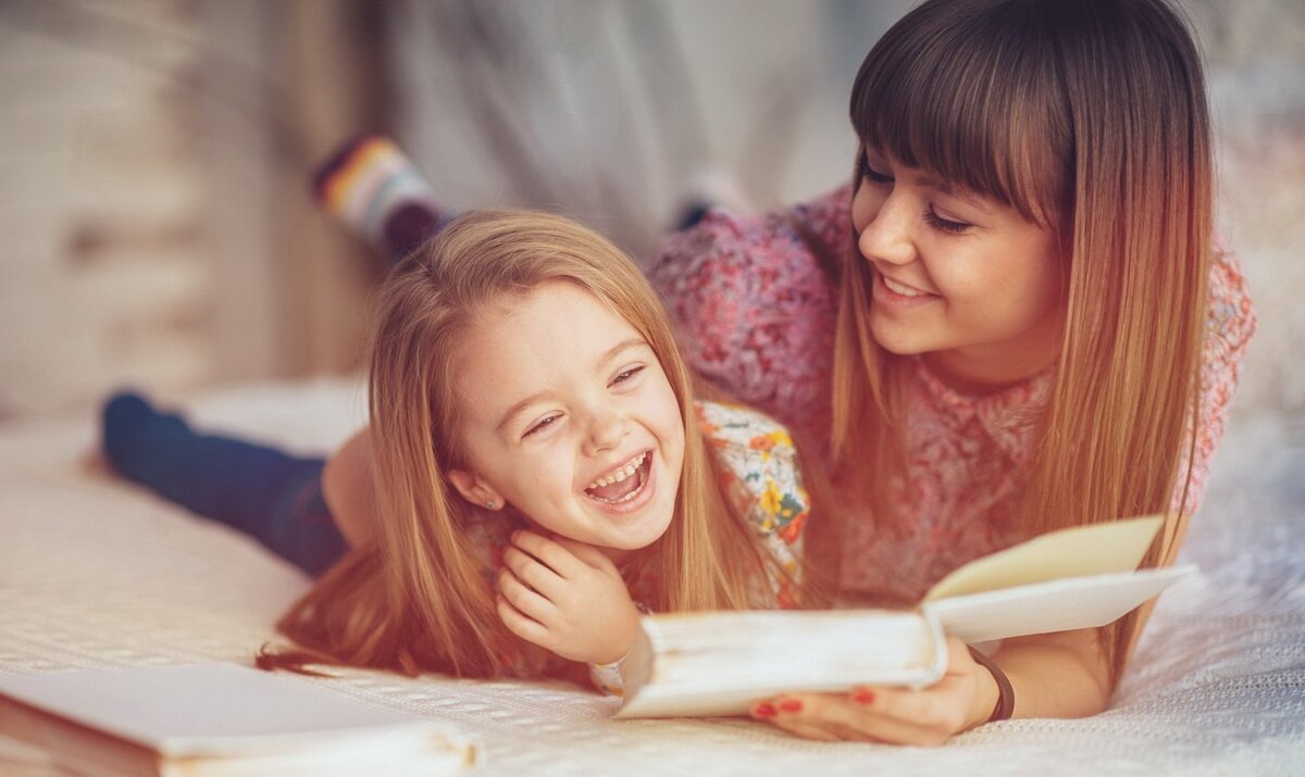 Родителей девочки. Воспитание девочек. Мама с книжкой и ребенком. Книги о маме для детей. Мама с дочкой читают