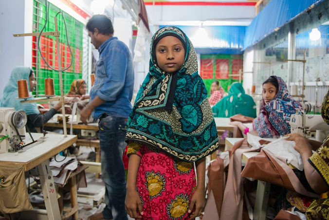 Это считается ОЧЕНЬ ХОРОШЕЙ фабрикой. И машинки поновее, и освещение не сумрачное