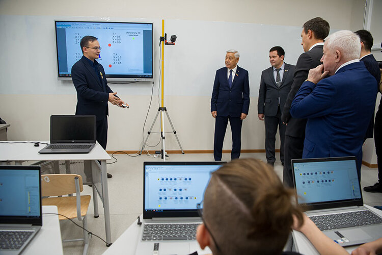    3 ноября Альметьевск отметил свои 70 лет — первый юбилей при мэре города Тимуре Нагуманове. Традиционно поздравить нефтеград с юбилеем приехал председатель Государственного совета РТ и уроженец Альметьевска Фарид Мухаметшин