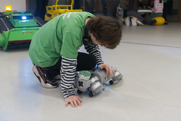    За несколько минут до приезда Мухаметшина в инженерном лицее было суматошно — прямо перед входом «умерла» робособака, которая, видимо, должна была встретить Мухаметшина. Робот разгуливал по учебному заведению, но вдруг в самый ответственный момент сломался