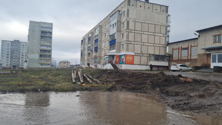    Горожане жалуются, что после ремонтов Петра Емельянова территория осталась неблагоустроенной